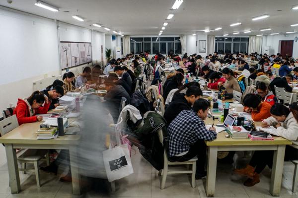 1-2018年11月14日，驻马店市黄淮学院图书馆。夜间的考研自习室的大学生。_副本.jpg